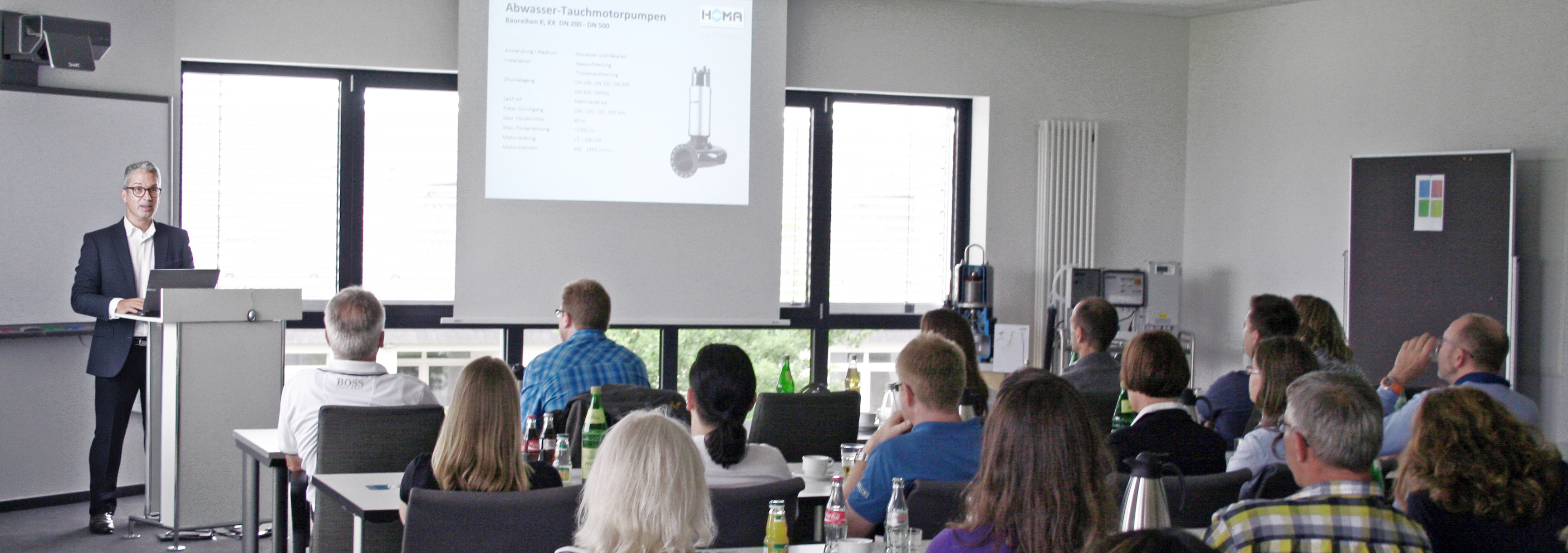 Referent hält einen Vortrag vor Teilnehmern eines HOMA Academy Seminars